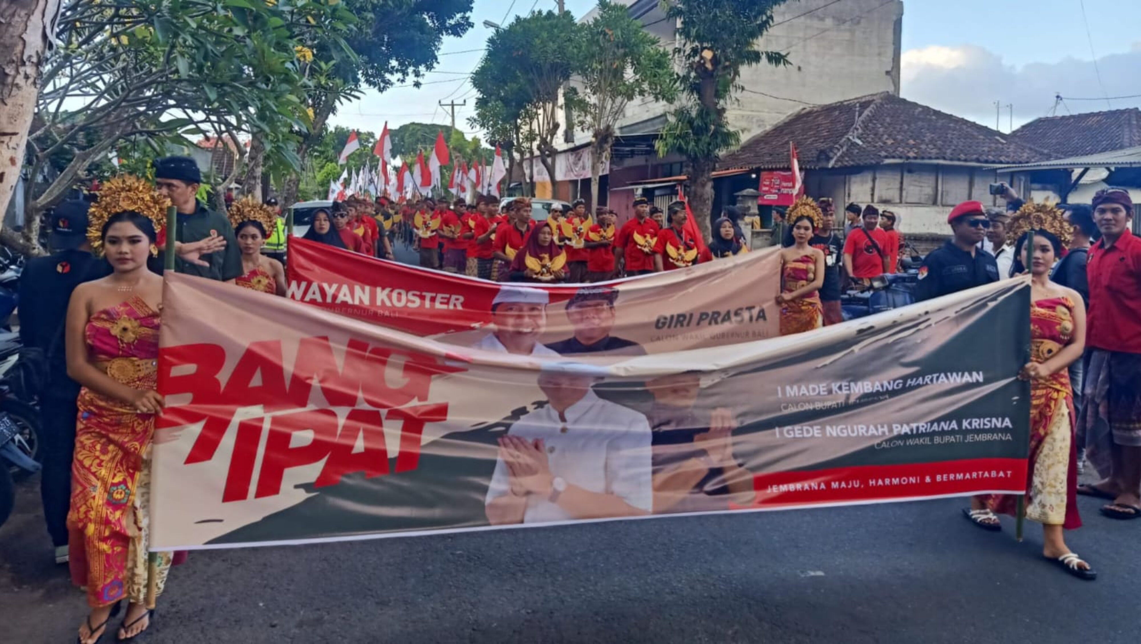 Ratusan Simpatisan Iringi Pendaftaran Pasangan Bang-Ipat di Pilbup Jembrana 2024