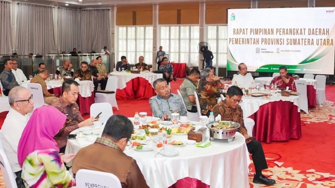 SK Pemberhentian Dan Piagam Penghargaan Diserahkan Oleh Pj Gubernur Sumut Agus Fatoni Kepada Plt Dan Pj Bupati/Walikota Se-Sumut