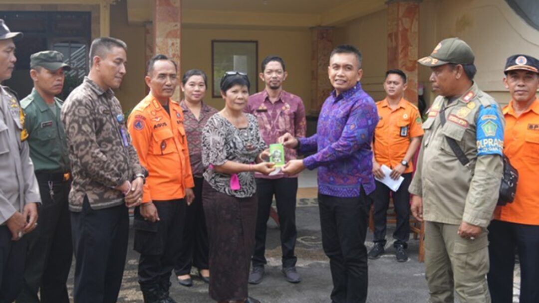 Wabup Ipat Serahkan Bantuan Tak Terduga Ke Tiga Lokasi Bencana