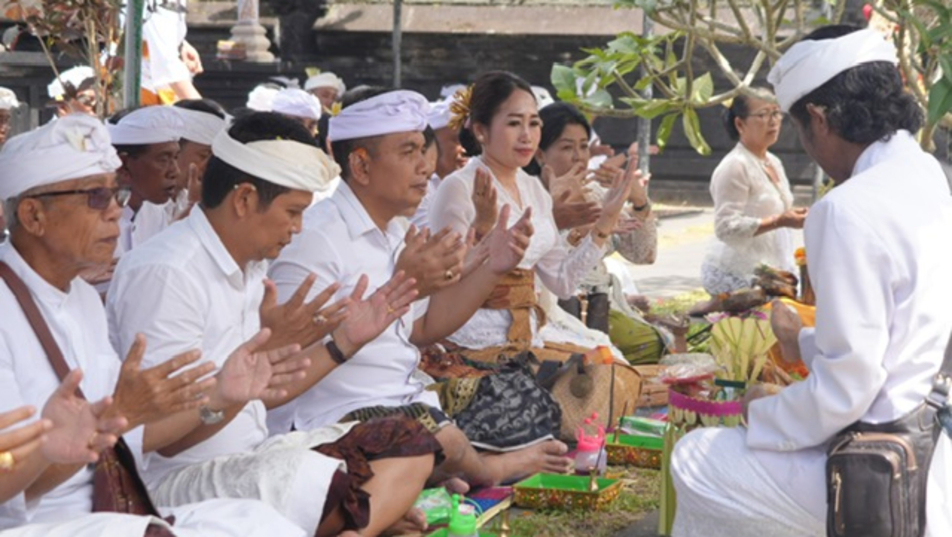 Pemkab Jembrana Melaksanakan Karya Melaspas lan Mecaru di Pura Pesimpangan Besakih