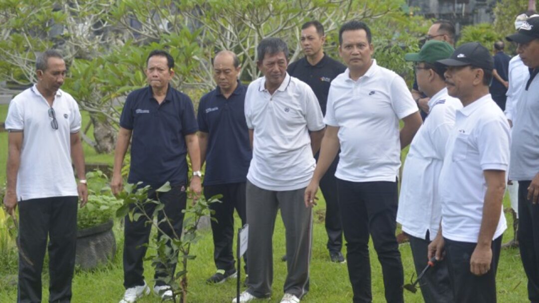 Bupati Kembang Menanam Puluhan Bibit Pohon Ucapan Selamat Dari Masyarakat 