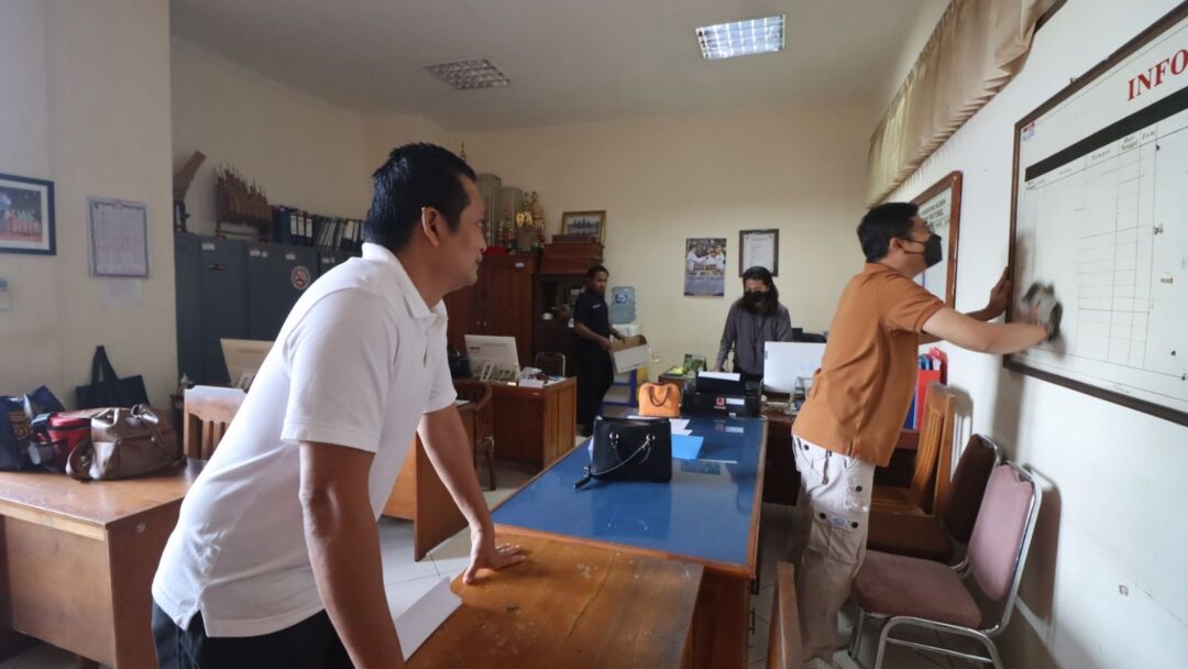 Bupati dan Wakil Bupati Jembrana Turun langsung Pimpin Jumat Bersih Di Masing-Masing Ruang Kerja Disetiap OPD.