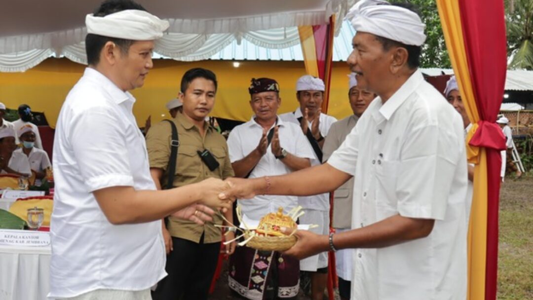 Bupati Kembang Hadiri Kegiatan Ngaben Massal Di Desa Adat Manistutu