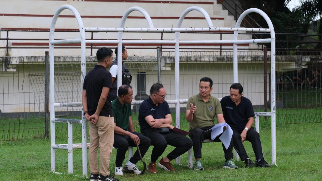 Beri Instruksi Langsung , Bupati Kembang Perintahkan Perbaikan Stadion Pecangakan Jembrana