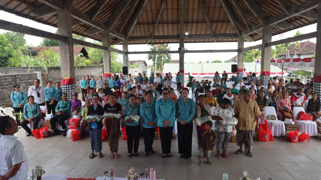 Aksi Sosial “Menyapa dan Berbagi” TP PKK Provinsi Bali, Sasar Warga Kecamatan Mendoyo