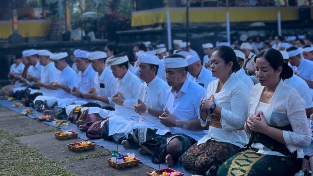 Pemkab Jembrana Gelar Bhakti Penganyar Ke Pura Mandara Giri Semeru Agung