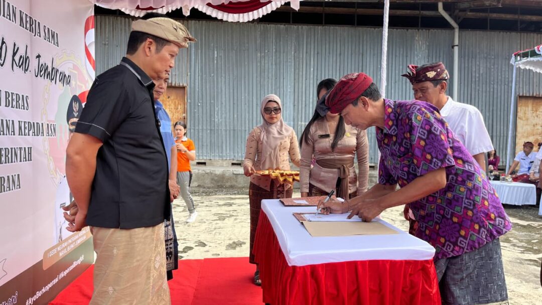 Pemkab Jembrana Hadir, Bantu Petani Bangkit, Salurkan Beras Petani Kepada ASN Melalui KUD