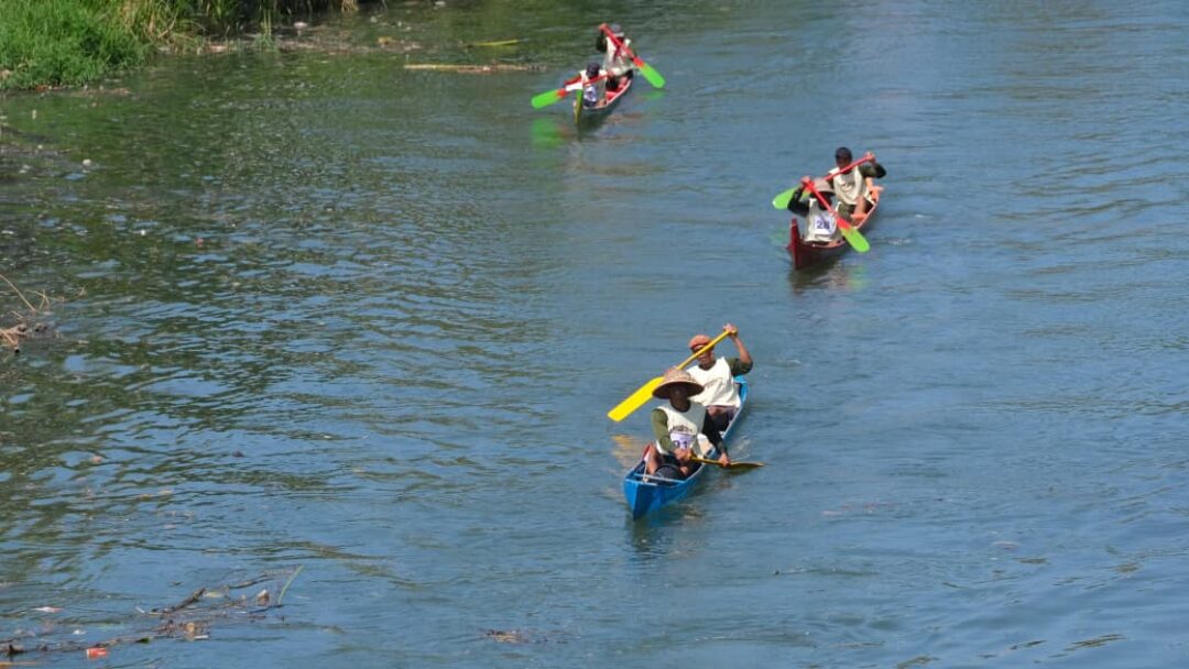 Puluhan Peserta Berpacu Ikuti Lomba Sampan Tradisional