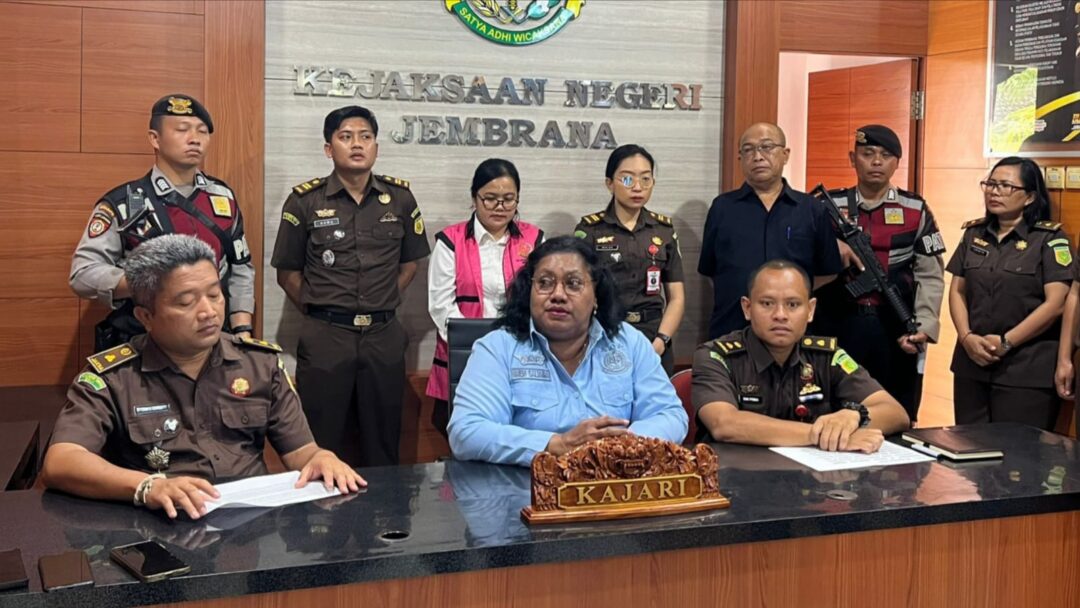 Tersangka Dan Barang Bukti Kasus Dugaan Korupsi Di BRI Unit Ngurah Rai Dilimpahkan Ke Kejari Jembrana