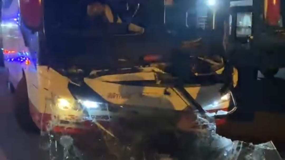 Bus Mtrans Rusak Parah Setelah Tabrak Truk Dan Warung Di Gilimanuk