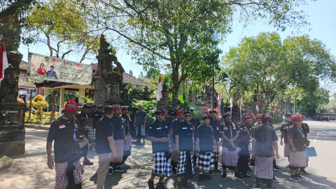 Antisipasi Pendemo, Pasikian Pecalang Jembrana Siaga Di Kantor DPRD