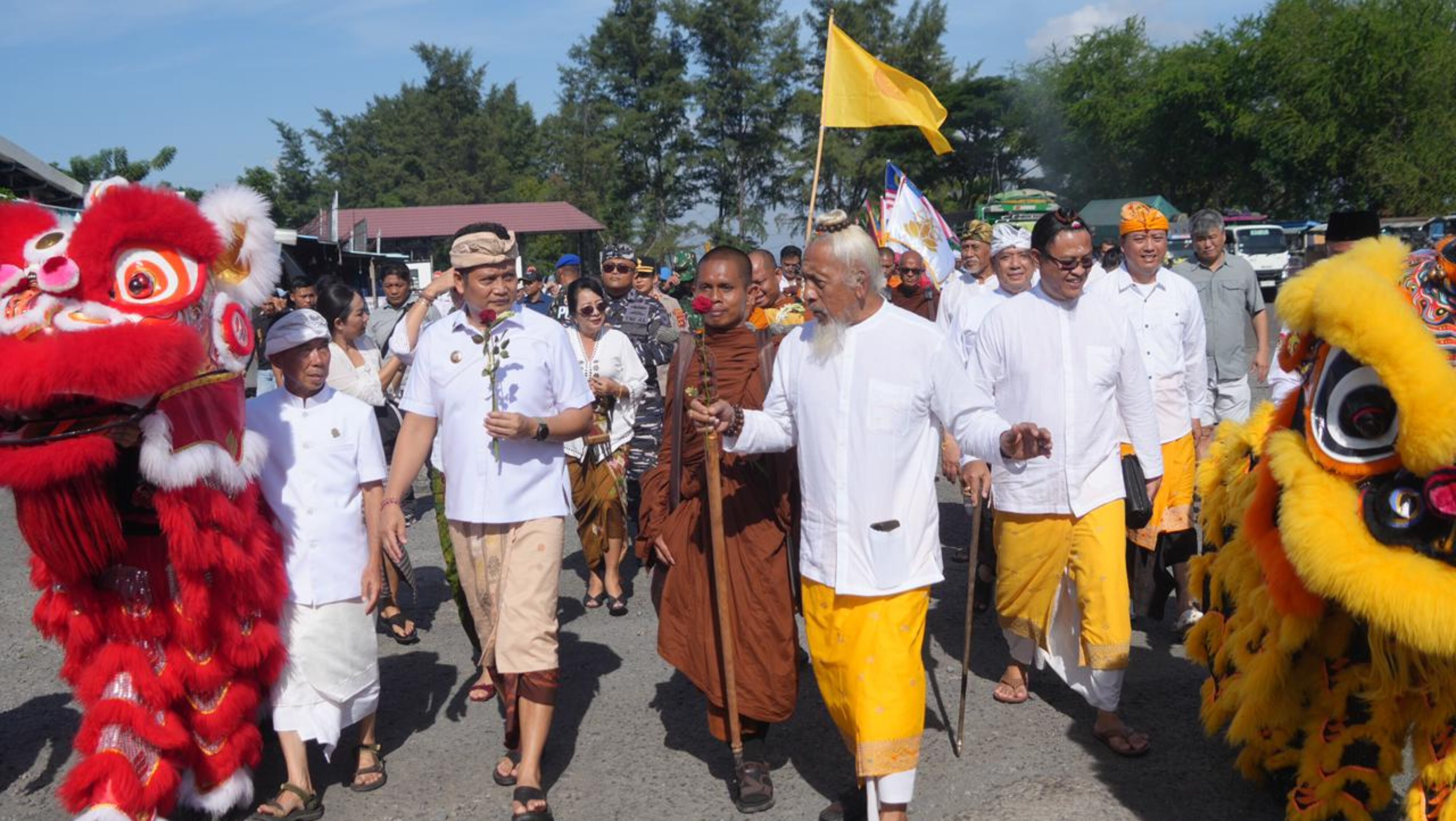 Bupati Kembang Iringi Keberangkatan 58 Bhikkhu Thudong Dari Bali Menuju Jawa