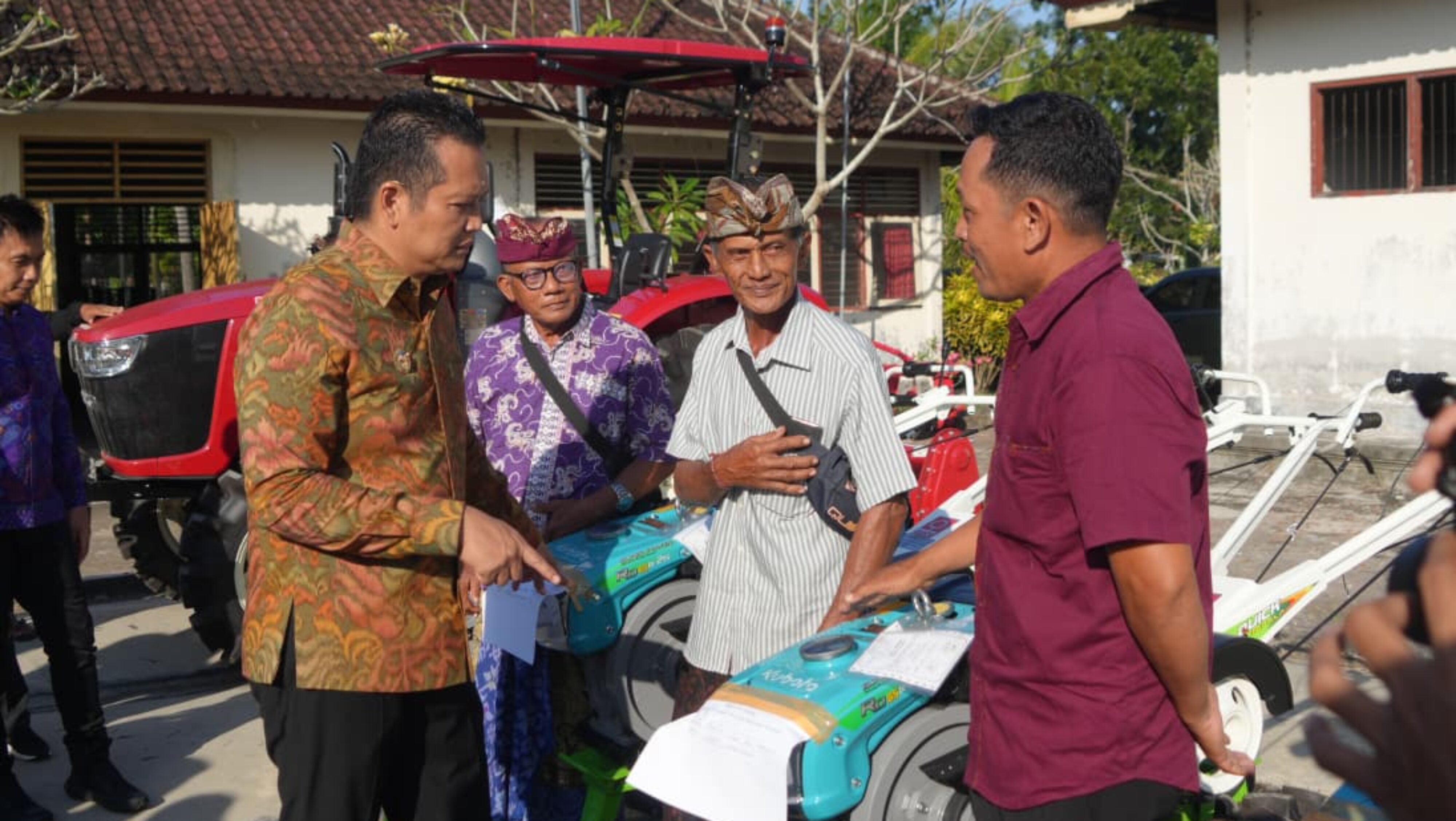 Serahkan Bantuan Traktor, Bupati Kembang Pacu Modernisasi Pertanian Di Jembrana